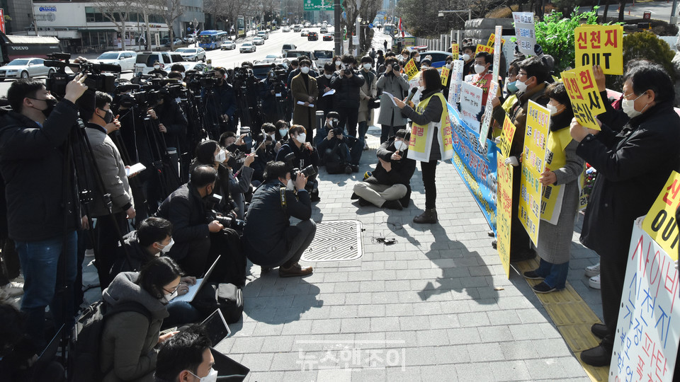 코로나19 확진자 절반 이상이 신천지 관련자다. 전국 취재진이 기자회견에 몰렸다. 뉴스앤조이 이은혜