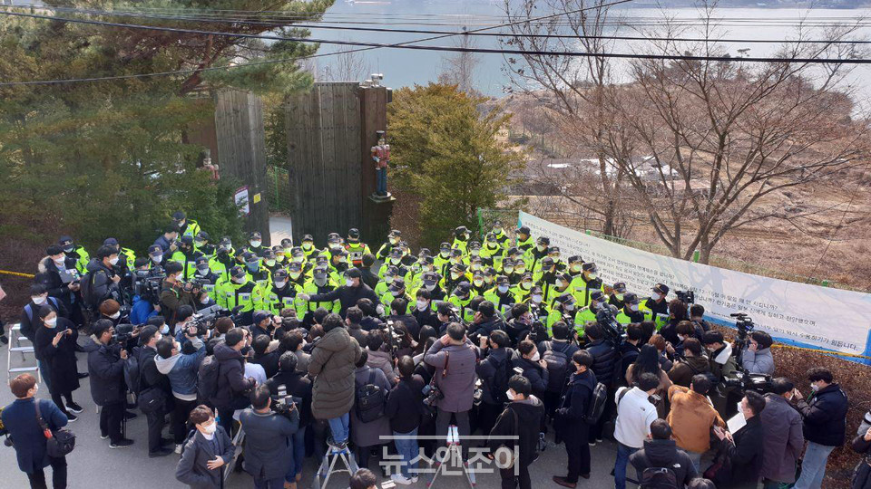 신천지 이만희 총회장이 기자회견을 열겠다고 예고한 가평 평화의궁전 앞에 취재진이 대거 몰려 입장을 기다리고 있다. 뉴스앤조이 구권효