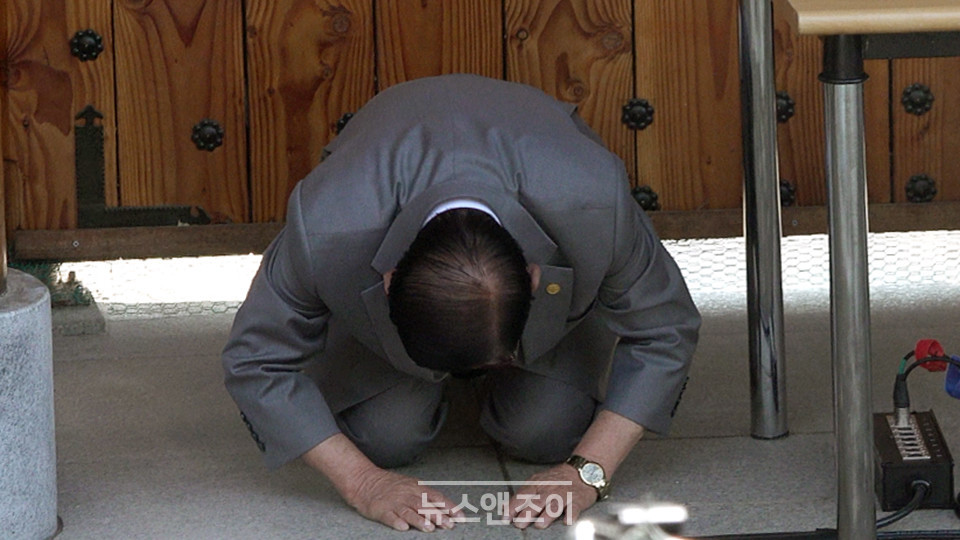 신천지 교주 이만희가 코로나19 사태에 대해 책임감을 느낀다며 두 번 무릎 꿇어 사죄했다. 뉴스앤조이 장명성