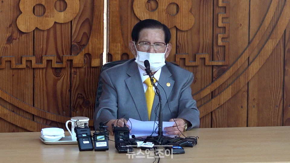 신천지 내부에서 '이긴 자'로 불리는 이만희는 이날 연신 "죄송하다", "사죄한다"는 말을 반복했다. 지금은 잘잘못을 가리지 말고 방역에 최선을 다하자고 했다. 뉴스앤조이 장명성