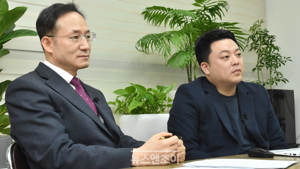 신천지에서 탈퇴하고 이단상담소를 운영하는 신현욱 목사(왼쪽)과 ＜바른미디어＞  조믿음 대표와 신천지 문제를 진단하는 좌담을 진행했다. 뉴스앤조이 이은혜