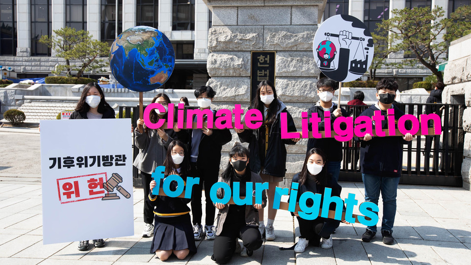한국 정부는 2020년까지 온실가스 배출량을 5억 4300만 톤 이내로 조정하겠다는 계획을 세웠다. 그러나 2016년 대통령령 개정으로 이를 슬그머니 2030년으로 미뤘다. 청소년들은 이 피해가 미래 세대인 자신들에게 직접적으로 다가올 것이라며 정부 정책의 변화를 촉구했다. 사진 제공 청소년기후행동