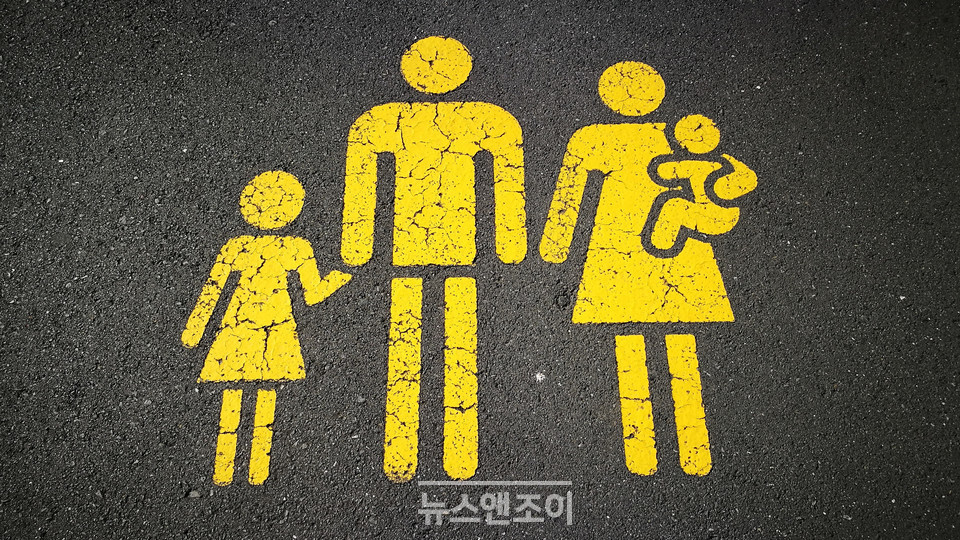 친족 성폭력 피해 생존자들은 친족 성폭력이 '평범한' 가정에서 일어날 수 있는 '평범한' 일이라고 했다.