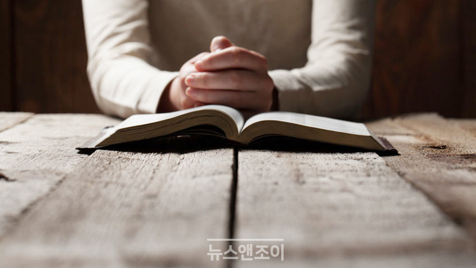 김영서 상담가는 100일 기도를 17번 연달아 하며 이를 빠지지 않고 셌다. 그는 그 기도 덕분에 삶도 포기하지 않았던 것 같다고 했다.