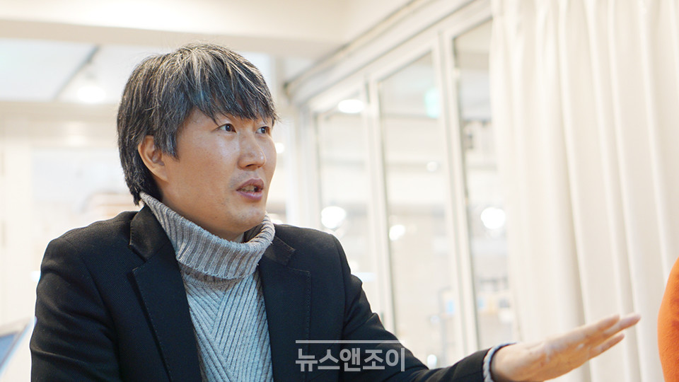 과학과신학의대화 사무국장이기도 한 최경환 연구원은  생업을 따로 갖고서 취미 생활로 연구 활동을 수행하는 것이 앞으로 많은 연구자의 일상이 되리라고 전망했다. 그는 ＜우리 시대의 그리스도교 사상가들＞에서 미로슬라브 볼프 부분을 썼다. 뉴스앤조이 김은석