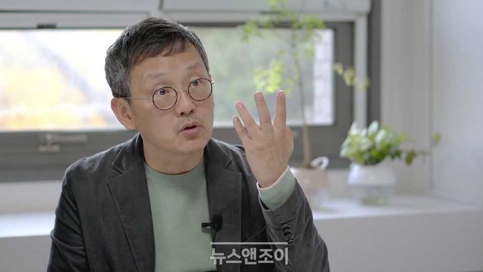 조천호 교수는 온실가스 배출량을 줄이지 않으면 파국이 올 것이라고 경고했다. 재생에너지로 전환하는 일이 절실히 필요한 시점이라고 수차례 역설했다. 뉴스앤조이 장명성