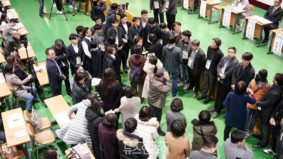 국회가 차별금지법을 외면하는 동안, 지방 곳곳에서는 각종 인권조례 반대 운동이 활발하게 일어났다. 지역 개신교인들은 경남 학생 인권조례 공청회를 무산시켰다. 뉴스앤조이 장명성