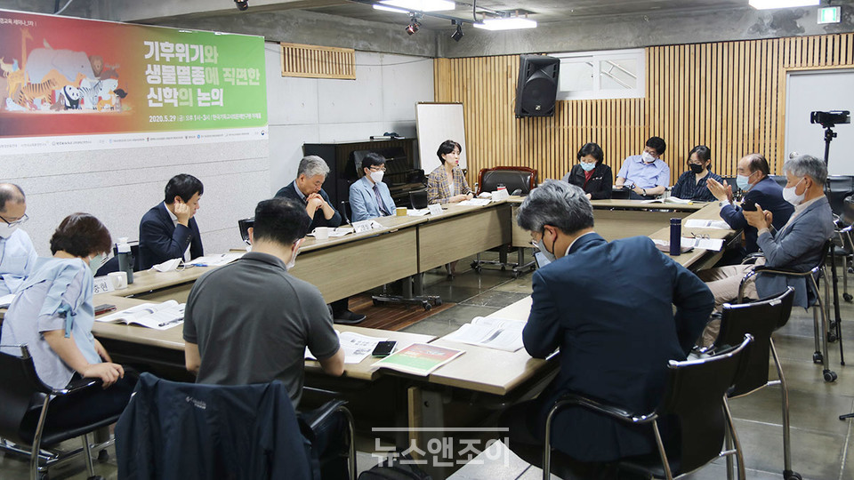 세미나 참석자들은 서울 서대문구 소재 한국기독교사회문제연구원 이제홀에 모여 생태 회복을 위한 교회의 대응 방안을 모색했다. 뉴스앤조이 여운송