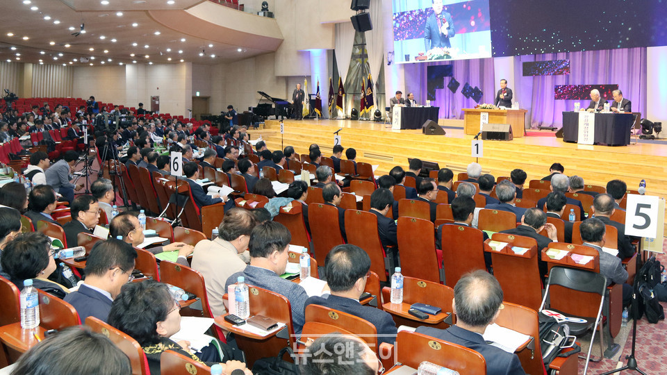 감리회는 2015년 동성애 지지자를 최대 출교에 처할 수 있는 조항을 신설했다. 성소수자 문제에 대한 진지한 연구나 논의 없이 이뤄진 입법이었다. 사진은 2019년 안산 꿈의교회에서 열린 33회 입법의회. 뉴스앤조이 최승현