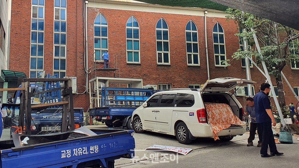 사랑제일교회 관계자들이 정비 작업을 하고 있다. 교회 측은 강제집행 철거를 막기 위해 집회를 이어 가고 있다. 뉴스앤조이 이용필