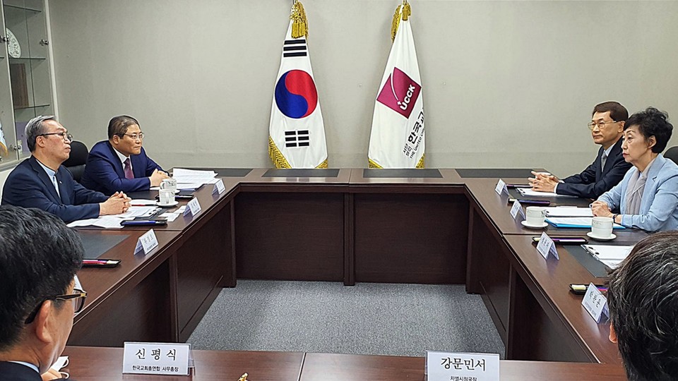 인권위는 올해 상반기 전문가 회의 및 시민사회 의견 수렴을 거쳐 평등법 시안을 완성했다고 밝혔다. 또 보수 개신교계 의견을 계속해서 수렴하겠다고도 했다. 사진은 지난달 최영애 위원장이 한국교회총연합을 방문한 모습. 사진 출처 소강석 목사 페이스북