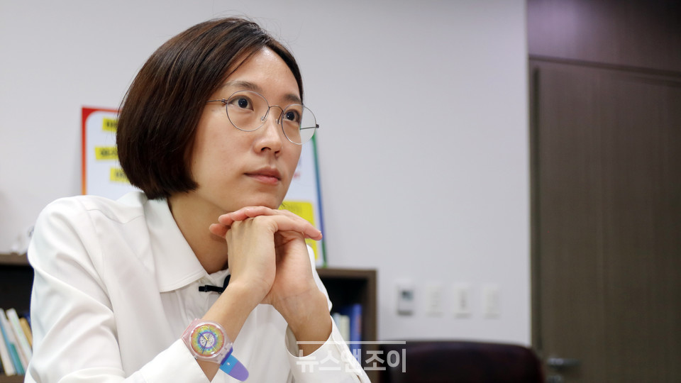 장 의원은 법안을 준비하며 무지개색 시계를 찼다. '이제는 차별금지법 제정의 시간'이라며 법안이 통과될 때까지 이 시계를 차고 활동하겠다고 말했다. 뉴스앤조이 이은혜