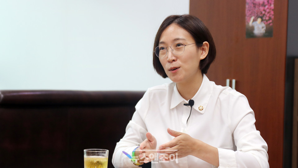 장혜영 의원은 법안 발의에 동참할 의원을 모으기 어려웠다고 말했다. 그러나 민주당과 미래통합당 의원들도 법 제정에 공감하고 있다며, 법안 통과를 기대했다. 뉴스앤조이 이은혜