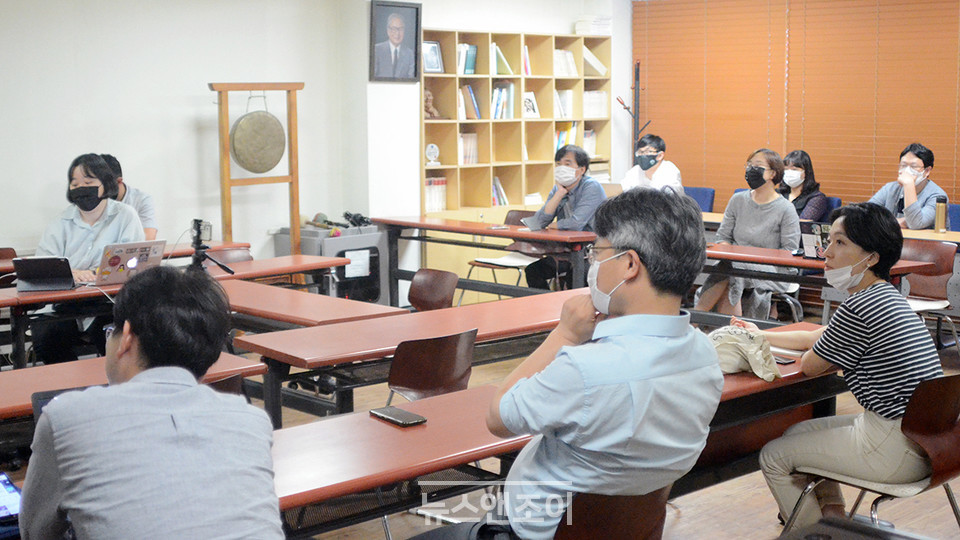 평화교회연구소와 기독교환경운동연대가 공동 주최한 생태신학 강좌가 열렸다. 7월 6일 서울 서대문구 한백교회 안병무홀에 참석자 13명이 모였다. 온라인 참석자 16명도 청강했다. 뉴스앤조이 여운송