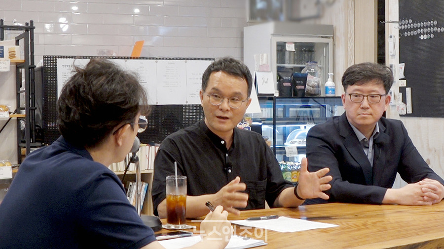 남오성 목사(가운데)와 김태형 교수(오른쪽). 뉴스앤조이 자료 사진