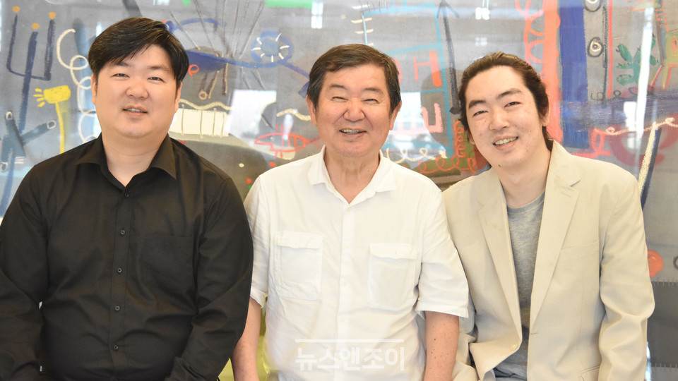 (왼쪽부터) 고하영·고직한·고하림 부자. 이들은 자신들의 경험을 바탕으로 '조울러'를 도우며 새로운 이야기를 써 내려가고 있다. 뉴스앤조이 이은혜