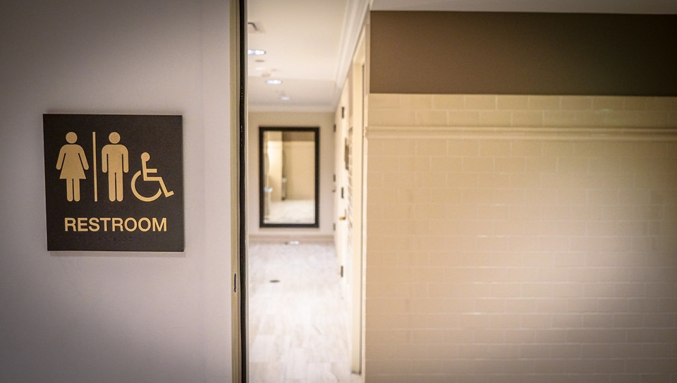 진평연은 트랜스젠더의 공중 화장실 이용까지 '차별금지법의 폐해'라고 주장한다. 그러나 반대로 트랜스젠더들은 이러한 충돌을 우려해 화장실을 안전하게 이용하지 못하고 있는 것으로 나타났다. 