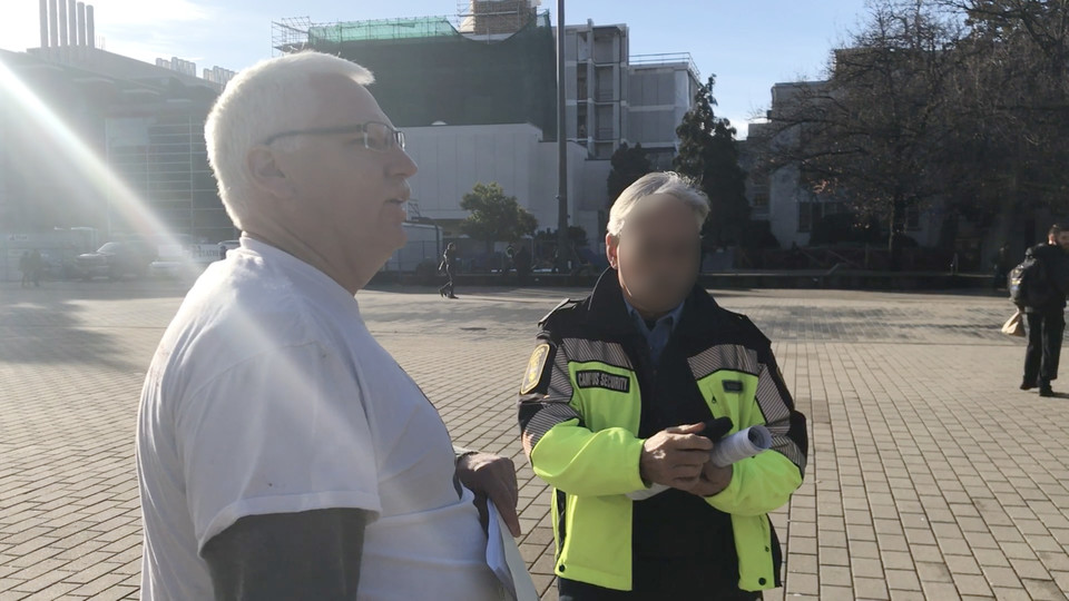 빌 왓콧(왼쪽)은 항상 학교, 거리, 퀴어 퍼레이드 장소 등 공공장소에서 활동한다. 브리티시컬럼비아대학 학생들의 반대에도 계속 성소수자 혐오 발언을 하자 학교 경비원이 그를 찾아왔다. 빗 왓콧 유튜브 동영상 갈무리