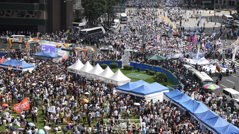 서울 퀴어 문화 축제는 대부분 축제 진영(왼쪽 아래)과 반대 집회 진영(오른쪽 위)을 확실하게 구분한다. 불필요한 충돌을 막기 위해서다. 뉴스앤조이 이은혜