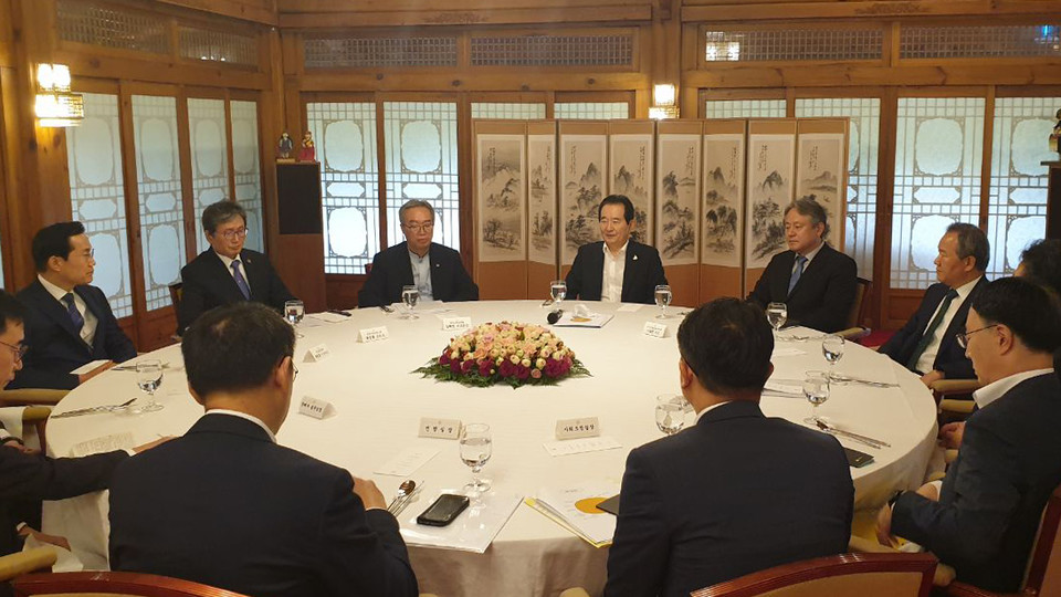 정세균 국무총리와 한교총·교회협 관계자들이 17일 삼청동 국무총리 공관에서 오찬을 함께하고 있다. 정 총리는 교계 반발이 거세지자 교계 지도자들에게 유감을 표명했다. 사진 제공 한교총