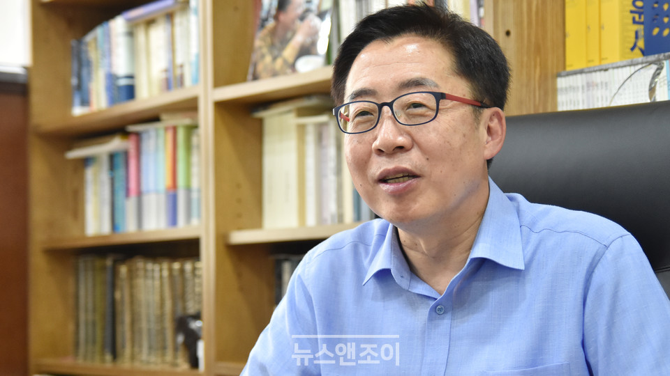 천주교인권위원회 이사장을 맡고 있는 김형태 변호사는 국가가 개인의 기본권을 침해한 사례들을 변호해 왔다. 뉴스앤조이 이은혜