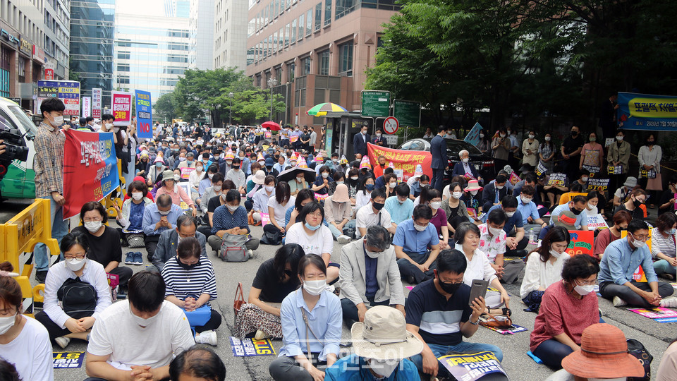 좁은 도로에 수많은 인원이 몰려 큰 소리로 찬양과 기도를 반복했다. 대부분 마스크를 착용했지만 답답한지 얼굴을 드러내는 사람도 있었다. 채영남 목사는 