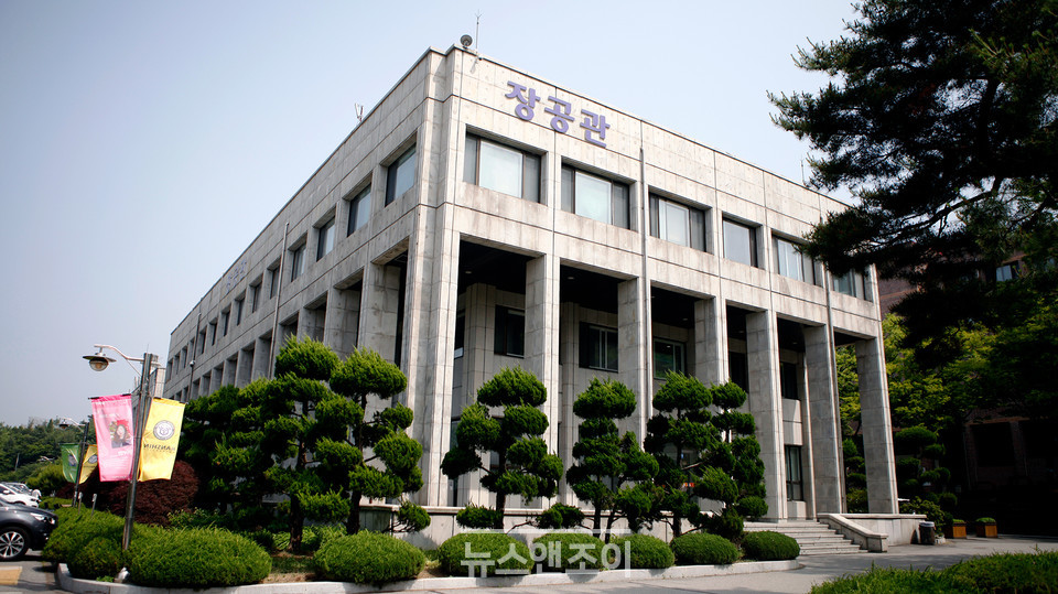 한신대학교가 총장 비리 의혹을 제기하고 대학본부 앞에서 천막 농성을 펼친 학생회 임원들에 대한 징계를 추진하고 있다. 뉴스앤조이 박요셉