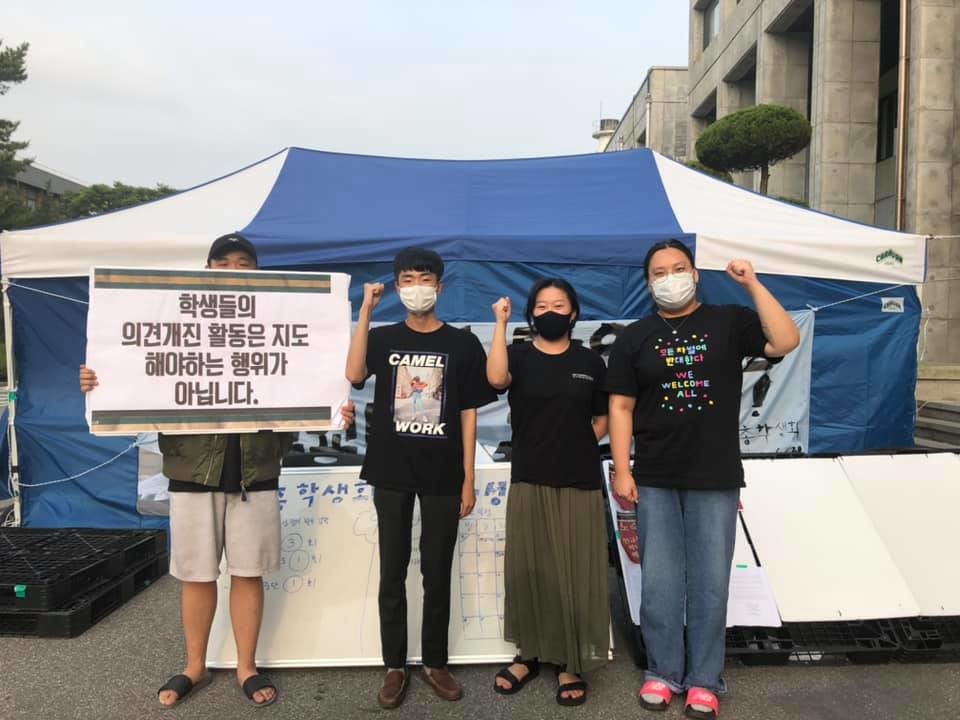 한신대 학생들은 장공관 앞에 천막을 치고 학생지도위원회의 징계 시도를 중단하라고 요구하고 있다. 사진 출처 한신대 총학생회 페이스북 