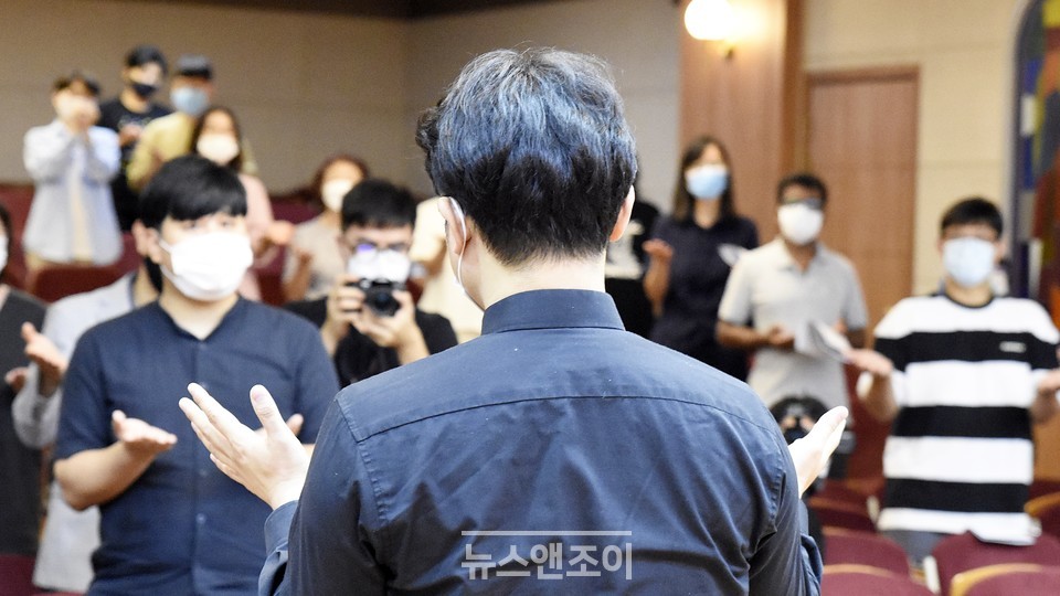 이동환 목사를 응원하는 기도회가 열렸다. 이 목사와 참가자들이 서로를 향해 축복송을 부르고 있다. 뉴스앤조이 이용필