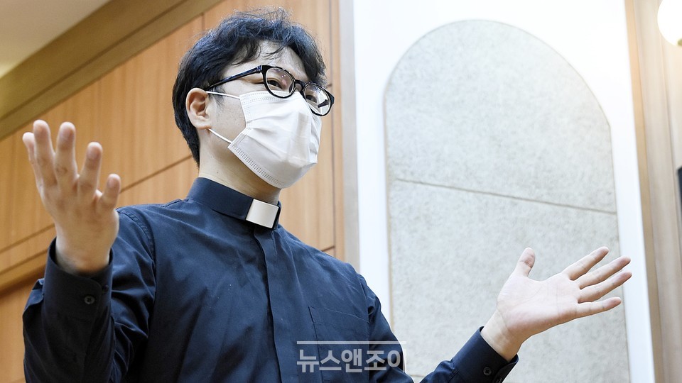 이동환 목사는 교단의 압박에 물러설 생각이 없다고 밝혔다. 다양함을 인정하는 교회를 만들겠다고 했다. 뉴스앤조이 이용필