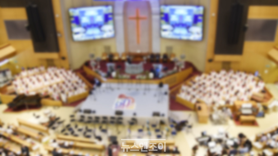 어쩌다 기성 교회 예배에 참석하면 꼭 한번씩 관련 설교를 듣는다고 했다. 이들은 멀리서 하는 말이라도 꼭 가까이서 직접 얘기하는 것과 같은 타격을 받는다고 했다. 뉴스앤조이 이용필