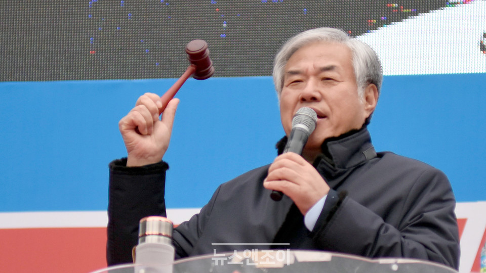 전광훈 목사가 이끄는 사랑제일교회가 8월 15일 도심 대규모 집회를 예고한 가운데, 사랑제일교회 교인 5명이 코로나 확진 판정을 받았다. 서울시는 집회를 강행하면 전원 고발하고 구상권을 청구하겠다고 경고했다. 뉴스앤조이 이용필