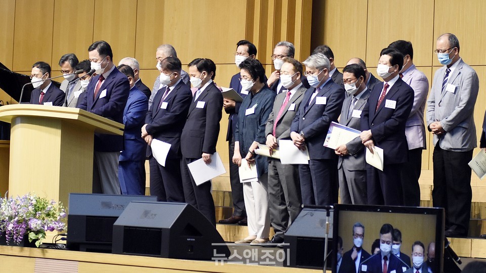 보수 개신교계는 차별금지법을 막기 위해 매월 한국교회기도회를 진행한다고 밝혔다. 8월 12일 참가자들이 온누리교회에서 기도를 하고 있다. 뉴스앤조이 이용필