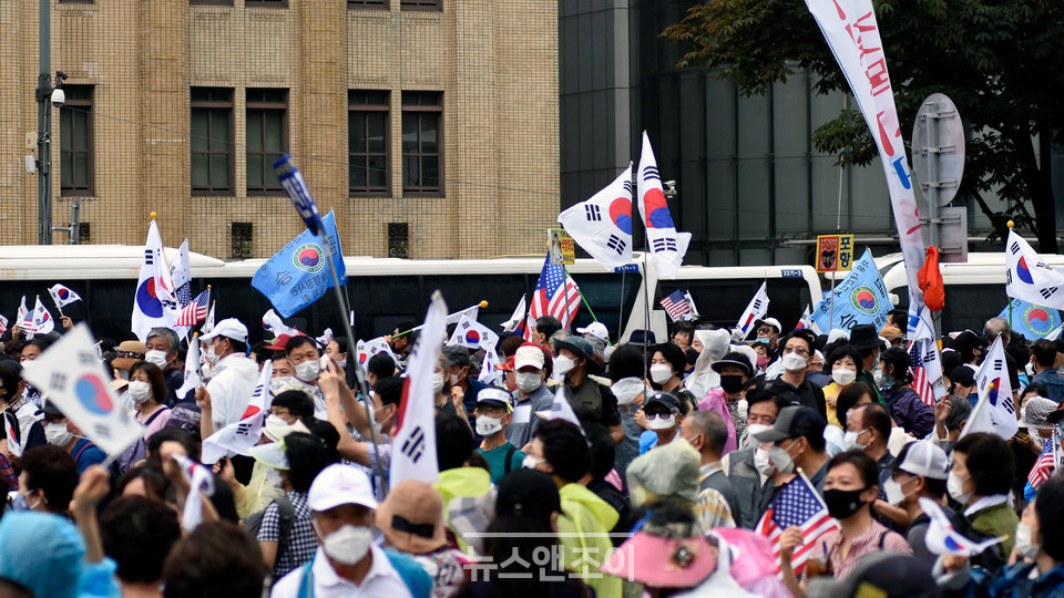 사랑제일교회와 관련한 확진자가 1주일 만에 457명을 기록하면서 급격히 늘고 있다. 정부는 8월 15일 광화문 일대에서 열린 집회에 참석한 이들을 중심으로 한 대규모 재확산을 우려하고 있다. 뉴스앤조이 이용필