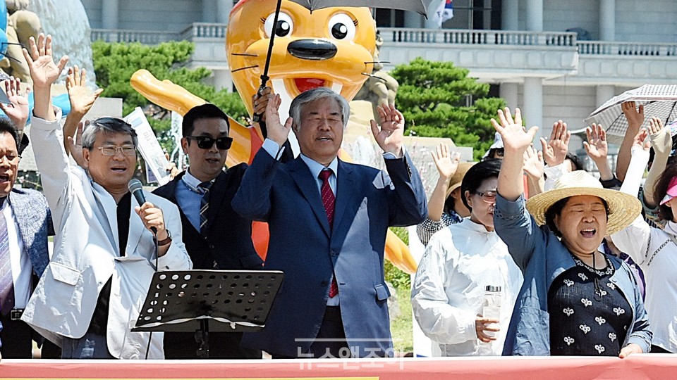 전광훈 목사와 사랑제일교회가 대국민 입장문을 발표했다. 정부와 방역 당국을 지적하는 내용만 담겨 있었다. 뉴스앤조이 이은혜