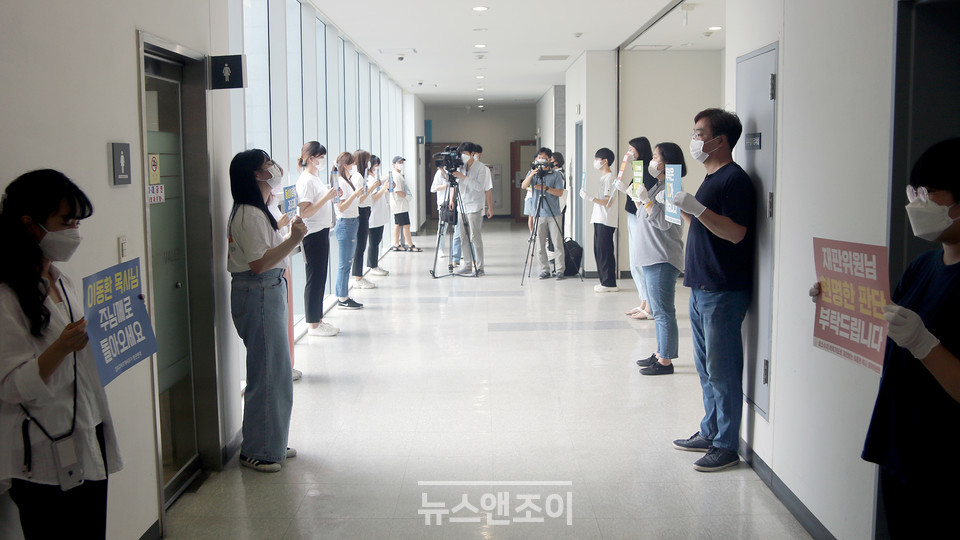 재판에 앞서 이동환 목사를 지지하는 목회자, 신학생들과 이 목사 처벌을 요구하는 이들이 연회 사무실 앞 복도에 나란히 서서 피켓 시위를 벌였다. 뉴스앤조이 최승현