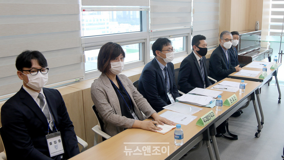 맨 왼쪽부터 이동환 목사, 박한희 변호사, 최정규 변호사, 황인근 목사와 과정자격심사위원장 김문조 목사, 심사위원장 진인문 목사. 뉴스앤조이 최승현