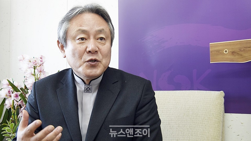 교단 안팎에서 공격을 받고 있는 교회협 이홍정 총무가 차별금지법과 관련한 입장을 발표했다. 뉴스앤조이 이용필