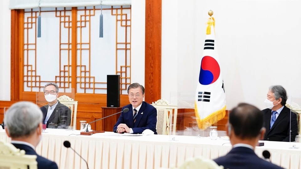 주요 교단장들이 문재인 대통령을 만났다. 정부의 '비대면 예배' 조처는 문제가 있다며 완화해 달라고 요청했다. 사진 출처 청와대