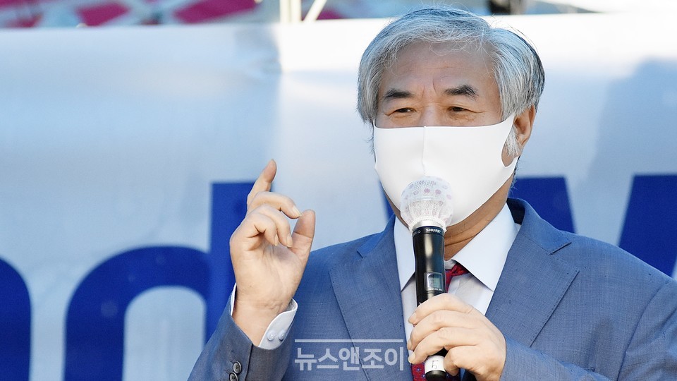 병원에서 퇴원한 전광훈 목사가 9월 2일 기자회견에서 발언하고 있다. 사랑제일교회 일부 교인은 코로나19 검사를 거부하고 있는 것으로 드러났다. 뉴스앤조이 이용필