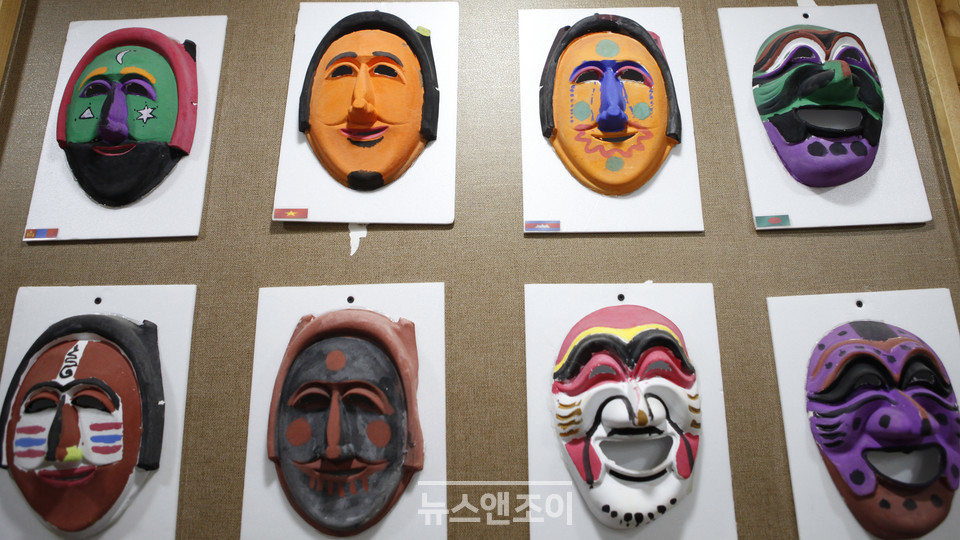 김포외국인주민지원센터에 전시된 각 나라 사람들이 직접 꾸민 하회탈. 여러 민족이 어우러져 평화롭게 살자는 염원을 담았다. 뉴스앤조이 자료 사진