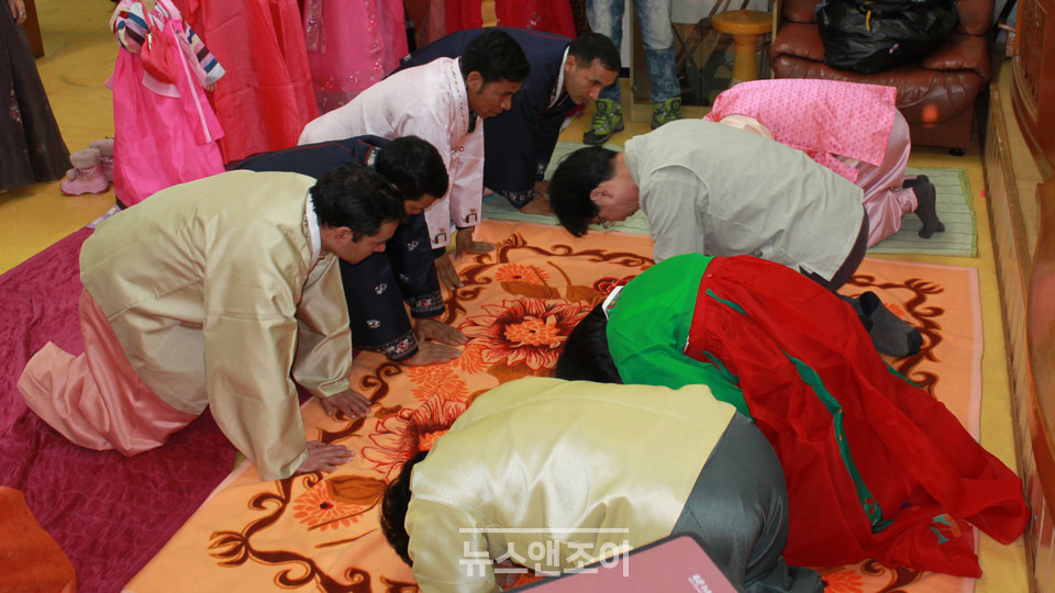 이주민센터를 운영하는 목사들은 이주민이 기본권을 침해받지 않으면서 한국에서 일상을 영위할 수 있도록 돕는다. 사진은 대구이주민선교센터의 설날 행사 모습. 뉴스앤조이 자료 사진