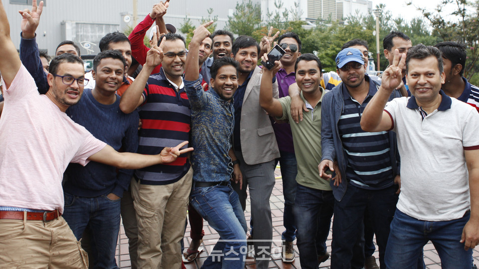 이주민 사역자들은 이주 노동자들의 사업장 선택과 이동의 자유를 침해한다는 점에서 고용허가제 개정이 시급하다고 했다. 추석 행사에 참여한 김포 지역 이주민들의 즐거운 모습. 뉴스앤조이 자료 사진