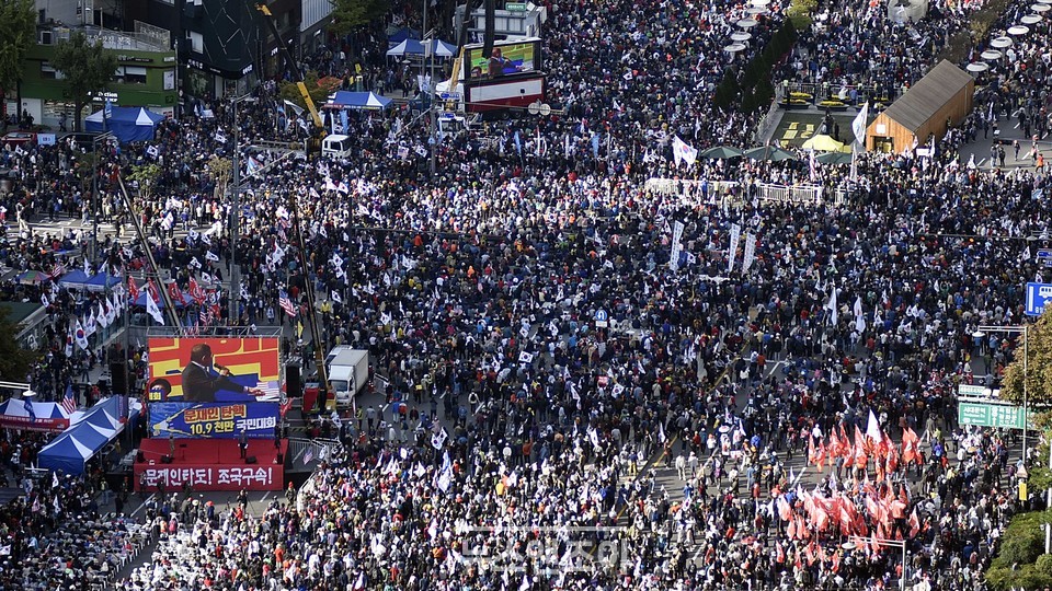 보수 시민단체와 일부 개신교 진영은 지난해 10월 3일과 9일 광화문 일대에서 대규모 집회를 개최한 바 있다. 코로나19가 재확산하는 가운데, 보수 시민단체는 올해 개천절에도 집회를 강행한다고 밝혔다. 뉴스앤조이 이용필