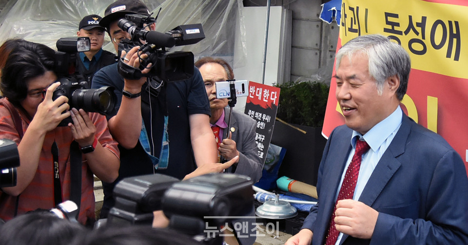 "문재인 정부가 나라를 북한에 갖다 바친다", "사랑제일교회 확진은 바이러스 테러다" 등 허위 주장을 지속적으로 전파하는 전광훈 목사. 일부 교계 언론은 그의 목소리를 가감 없이 전달하며 방역 체계를 위협했다. 2019년 6월 전 목사가 청와대 앞에서 기자회견하는 모습. 뉴스앤조이 이은혜 