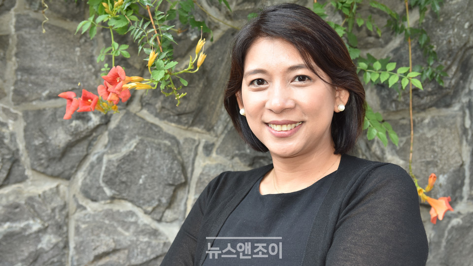 정의당 이주민인권특별위원회 이자스민 위원장을 9월 10일 서울 연희동에서 만났다. 인터뷰는 마스크를 쓴 채 진행했지만, 사진 찍을 때는 잠깐 벗었다. 뉴스앤조이 이은혜