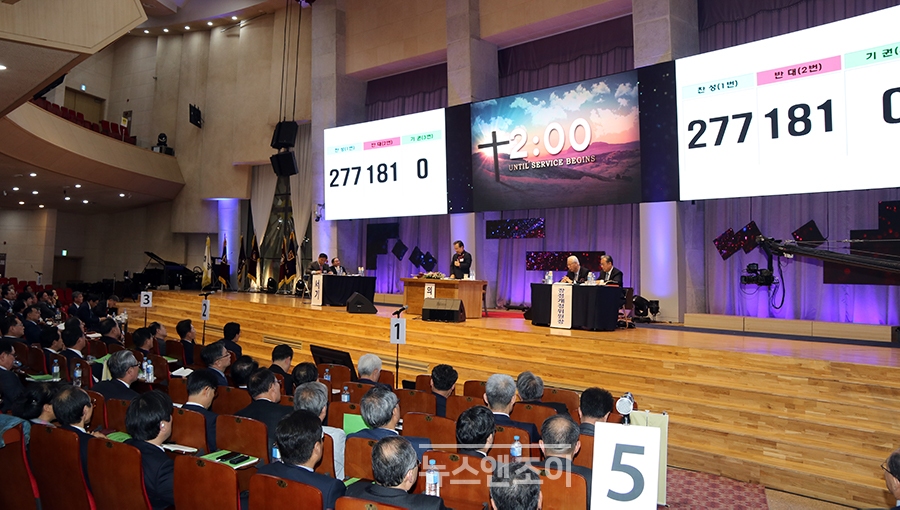 감리회는 올해 감독회장 및 감독 선거가 있다. 타 교단에 비해 임기가 길고 권력이 막강한 감독회장과 감독 자리를 놓고 선거 때마다 계파 갈등이 치열하다. 반면 젊은 목회자들은 선거권이 없어 정치 싸움을 지켜봐야만 한다. 뉴스앤조이 최승현