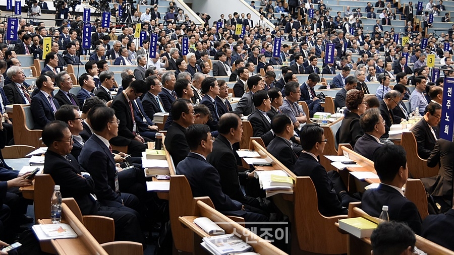 지난해 예장통합 104회 총대 평균 나이는 62세였다. 예장통합뿐 아니라 교단 대부분이 60대 남성 중심 구조를 유지하고 있다. 좌담 참석자들은 여성, 젊은 목회자, 집사·권사 등 다양한 그룹이 교단 정치에 적극 참여해야 개혁될 것이라고 전망했다. 뉴스앤조이 이용필