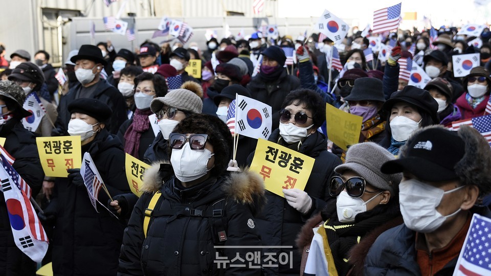 전 목사가 정치적으로 영향이 있다 보니 신중히 논의해야 한다는 의견도 있었다. 뉴스앤조이 이용필