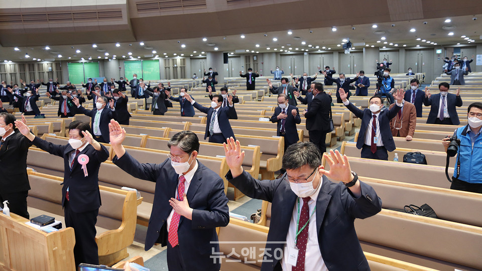 예장합동은 여성의 종속이 '창조질서'라고 주장하면서도 유독 교회 내에만 선택적으로 적용해 왔다. 뉴스앤조이 여운송